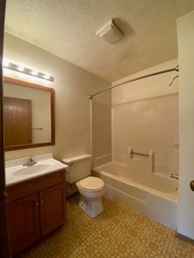 Building Photo - 208 S. Spring St.