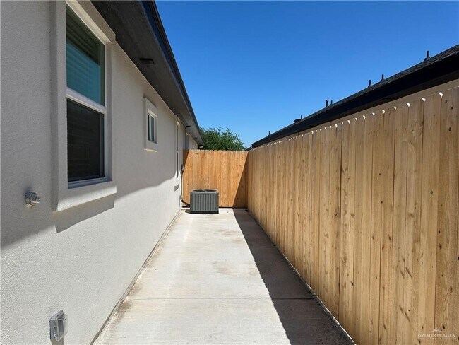 Building Photo - 1102 Sugar Gdn Dr