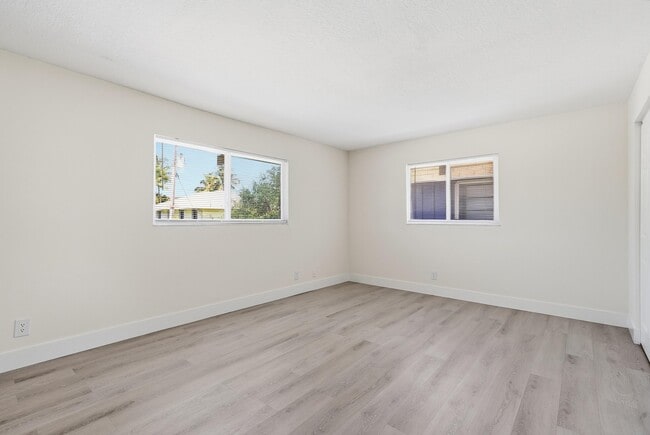 Building Photo - 622 SW 7th Ave