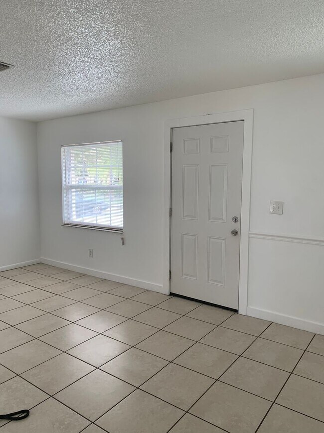 Building Photo - Vero Beach 2 Bedroom 1 Bath