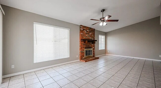 Building Photo - 604 W Kiva Ave