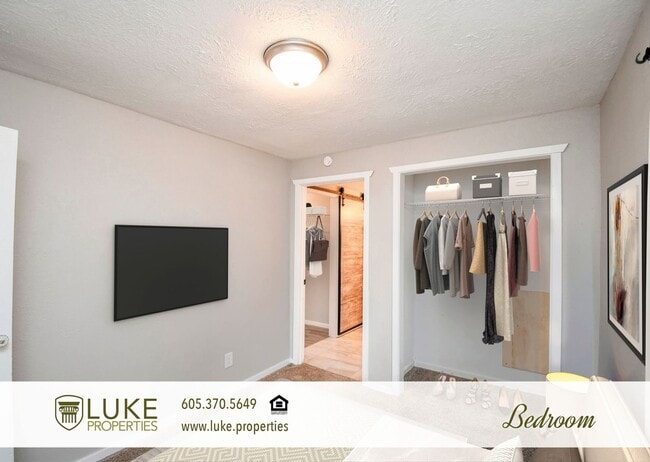 Building Photo - 1417 S Van Eps Ave