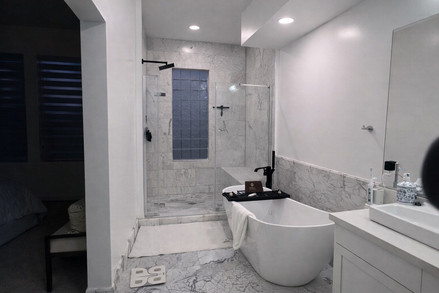 Building Photo - 300 E 4th St