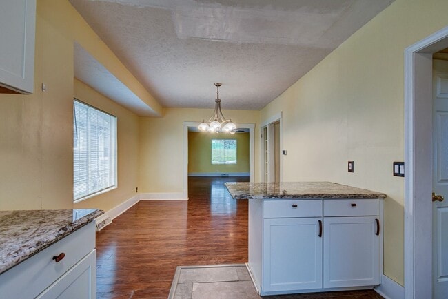 Building Photo - Charming and Spacious Home!
