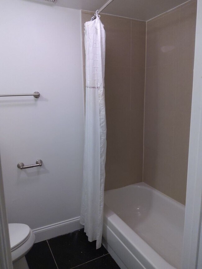 Building Photo - Ready to Move In 2 Bedroom near Ravens Stadium w/ Two Decks!