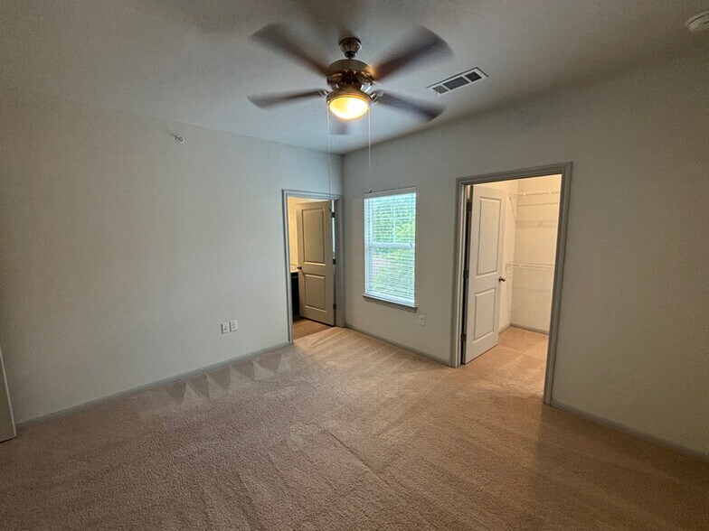 Building Photo - 950 FM2001