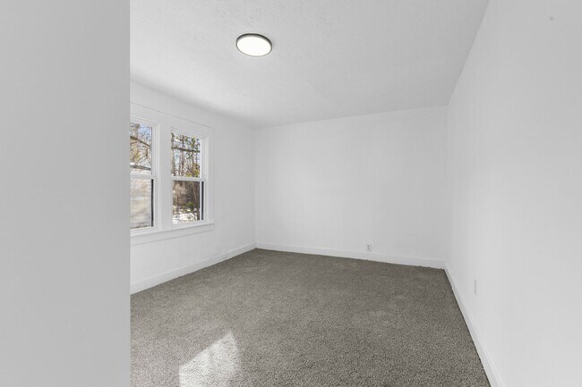 Building Photo - 3042 Greenwood Ave