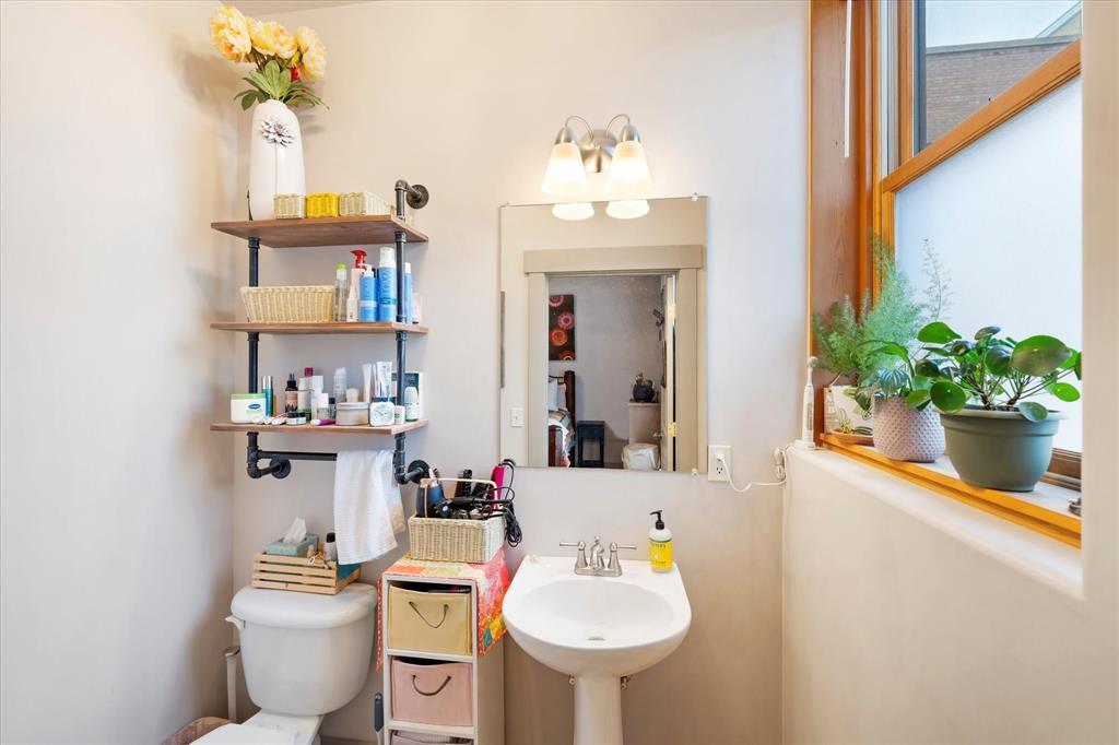 Building Photo - 723 5th Ave E