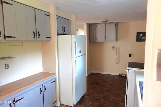 Building Photo - 844 Burden Lake Rd