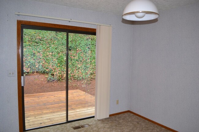 Building Photo - BEAUTIFUL 3 BEDROOM 3 BATH HOUSE LOCATED IN SOUTH SALEM
