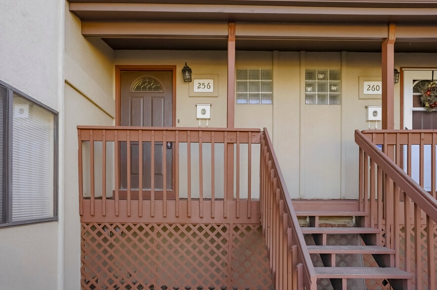 Front door of unit 256 - 256 W Jefferson Ave