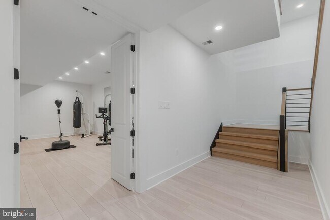 Building Photo - 1513 Oakview Dr