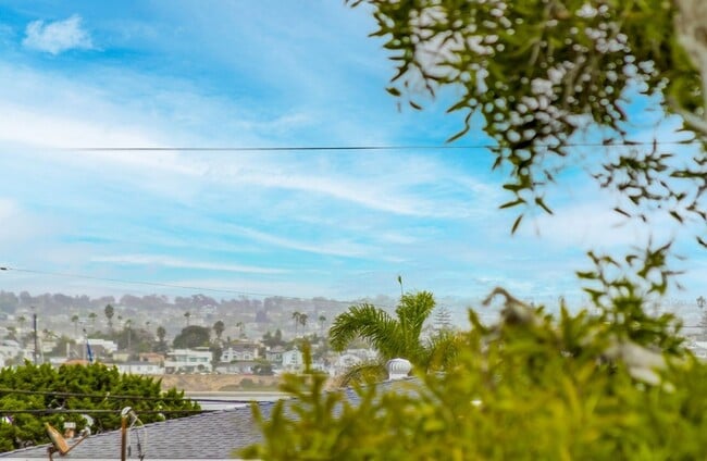 Building Photo - Price drop! Cozy Home Between Mission Beach and Mission Bay with Parking and Rooftop Deck!