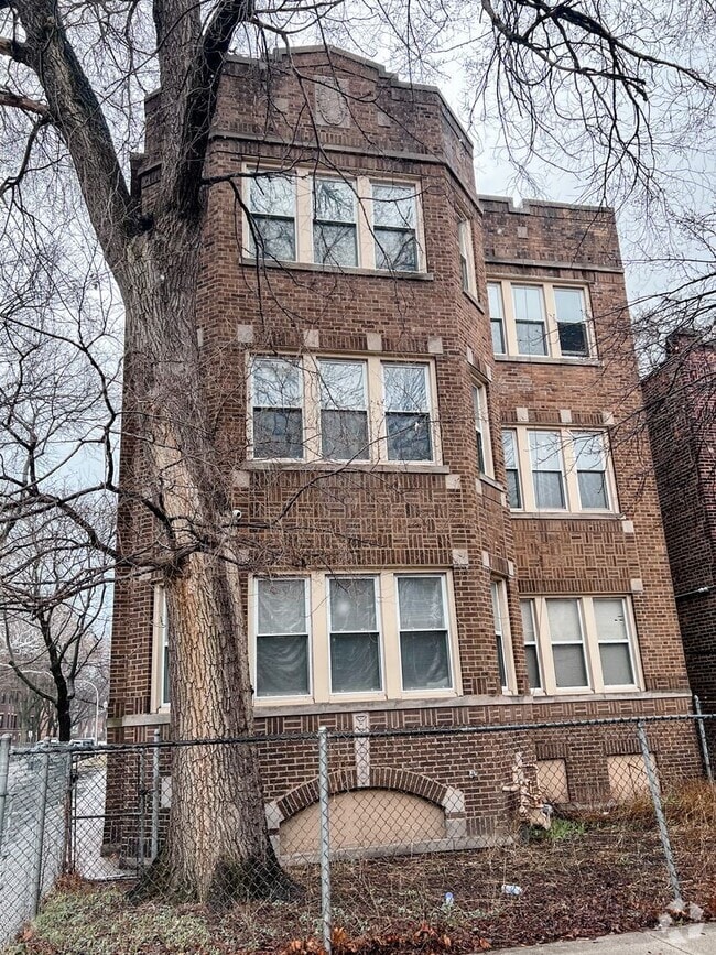 Building Photo - Spacious 2 bedroom Available