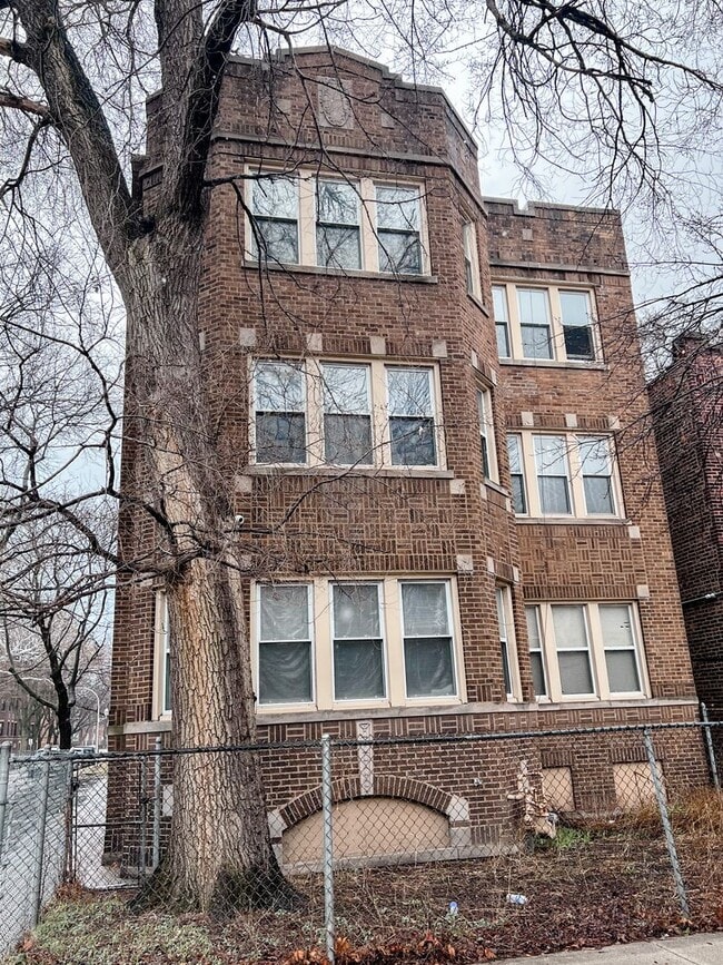 Building Photo - Spacious 2 bedroom Available