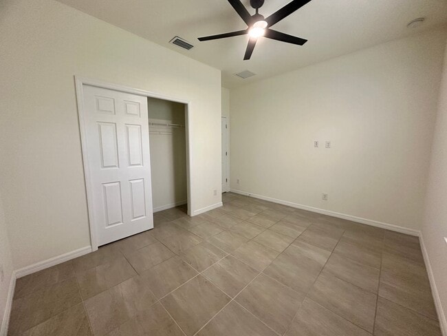 Building Photo - Huge Screened Lanai! Modern & Spacious 4 Bed 2 Bath