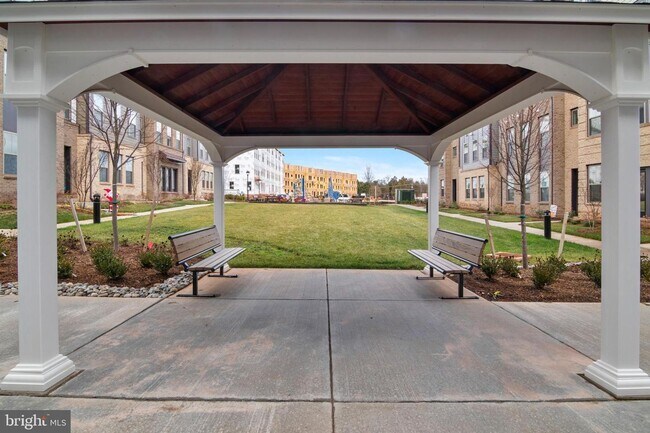 Building Photo - This stunning luxury 2-story condo has 3 beds & 2.5 baths with over 1500 sq ft of living space.