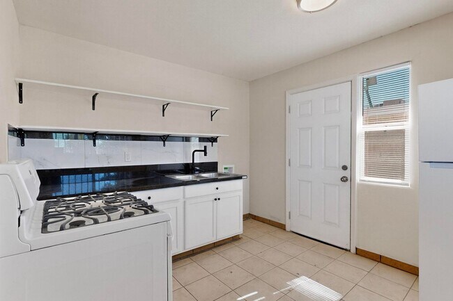 Building Photo - 540 Cardenas Dr SE