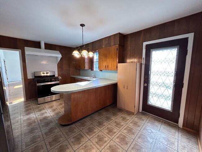 Building Photo - $500 OFF FIRST MONTH'S RENT IF MOVED IN BY...
