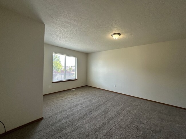 Building Photo - 419 N Arbutus Ave