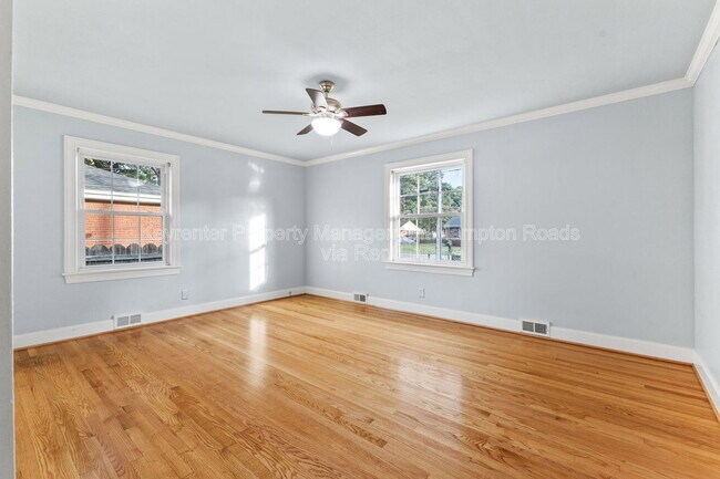 Building Photo - 4900 Briarwood Ln