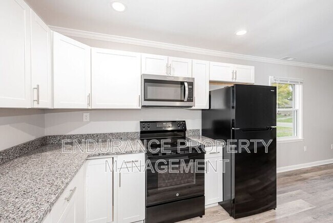 Building Photo - 4612 W Hillcrest Ave