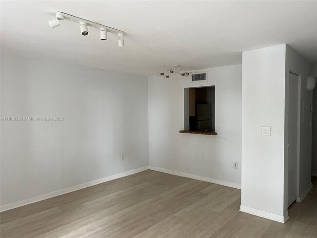 Building Photo - 1740 NW N River Dr