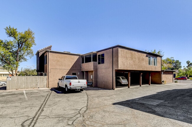 Building Photo - 1544 Hialeah Dr
