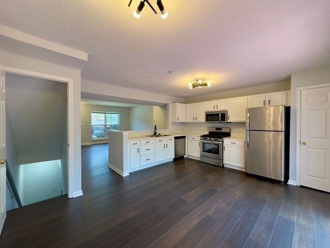 Building Photo - Charming 3 Bedroom/2 Bathroom Apartment in...