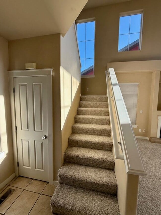 Building Photo - 3 Bedroom 3 Bathroom House Located Near a ...