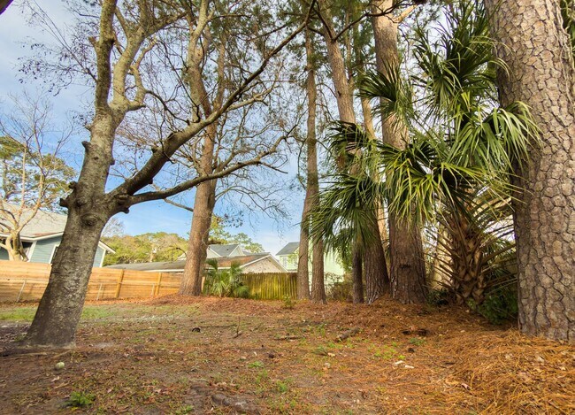Building Photo - 836 White Oak Dr