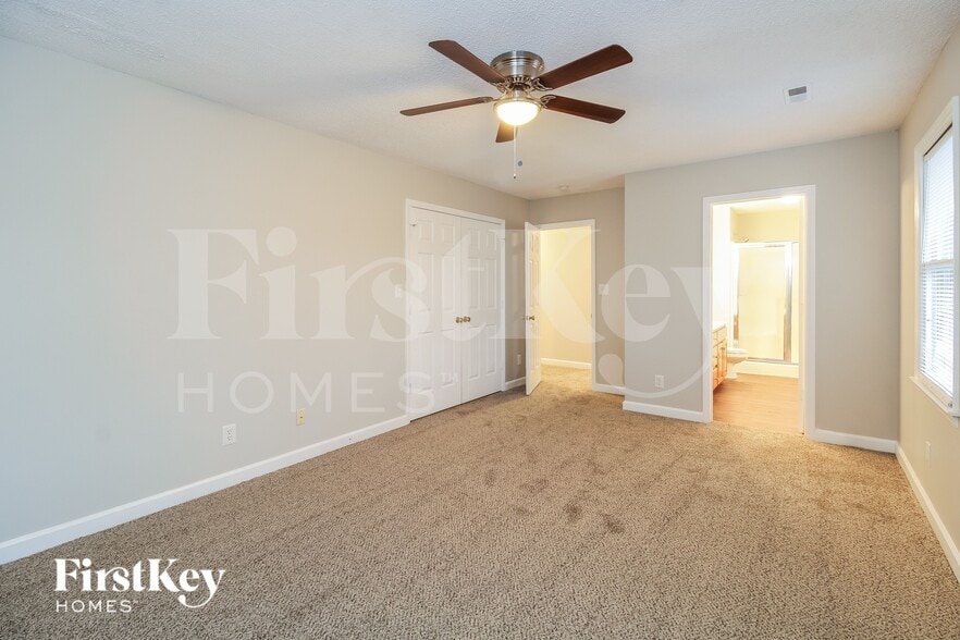 Building Photo - 4004 Deerfield St