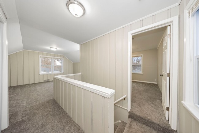 Building Photo - 3 bedroom newly renovated $1250