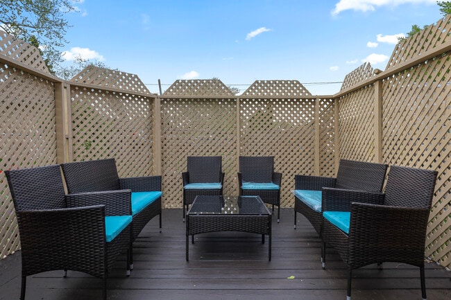 Building Photo - 366 N Hemlock Ave