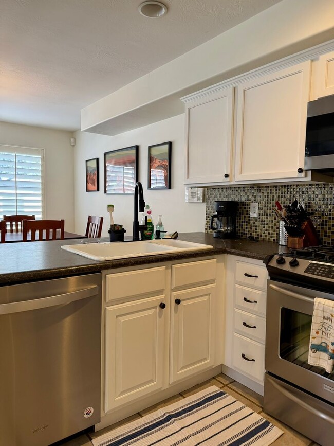 Building Photo - Townhouse within Walking Distance of Downtown Sugarhouse