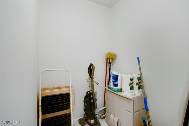 Building Photo - 15400 Cedarwood Ln