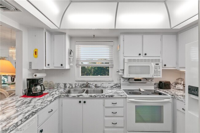 Building Photo - 5 High Point Cir W