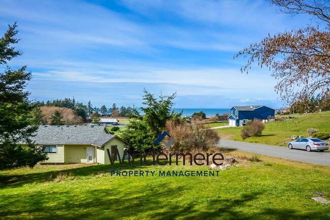 Building Photo - Charming 3 Bedroom 2 Bathroom Home in Sierra with Water View