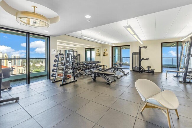 Building Photo - 1 Beach Dr SE