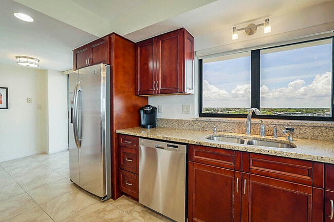 Building Photo - 2917 S Ocean Blvd