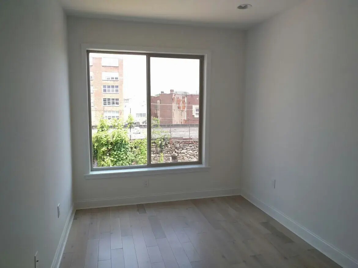 bed 1 - 1213 Noble St