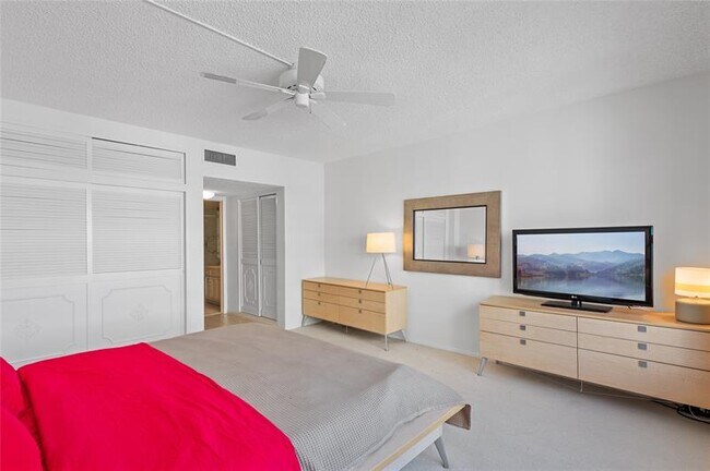 Building Photo - 3850 Galt Ocean Dr