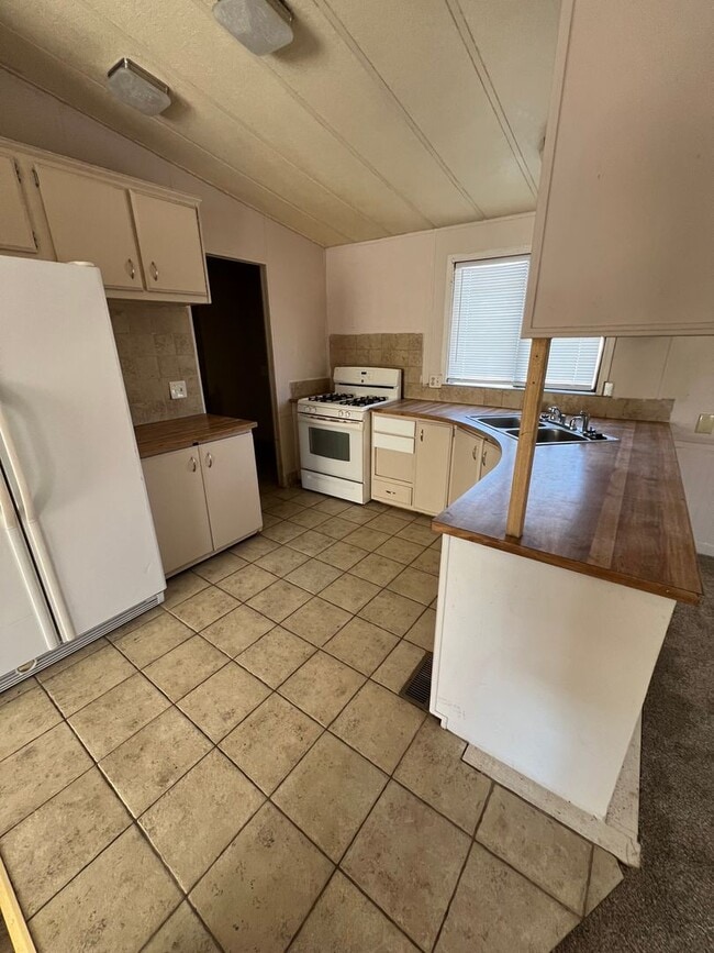 Building Photo - 3 bedroom,  2 bath on a quarter acre for rent