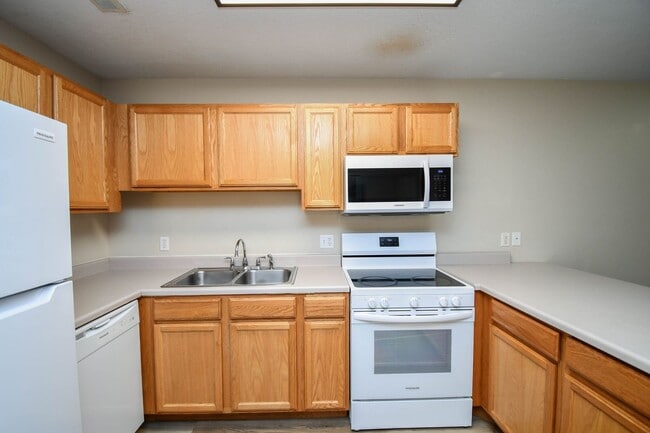 Building Photo - Comfortable 3-Bedroom Condo in Brandon – Available Now!
