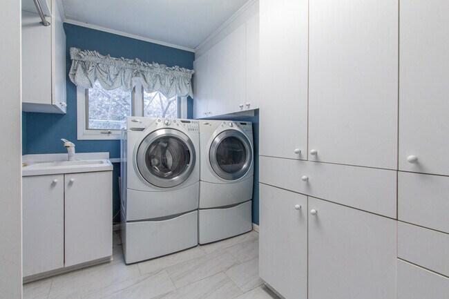 Building Photo - 3535 Balfour Dr