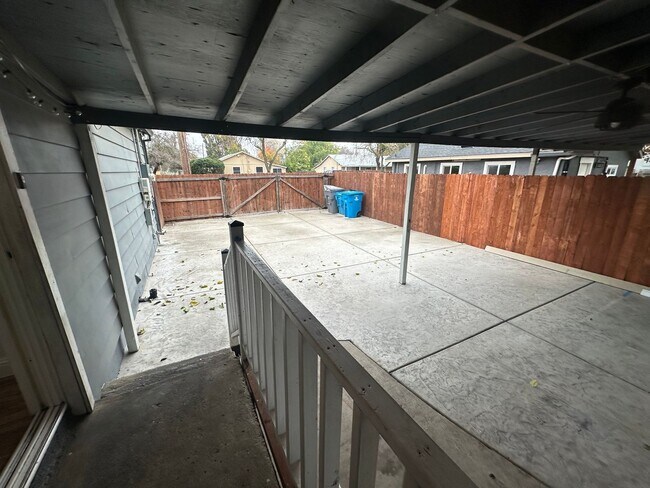 Building Photo - 301 Ainsley Ave