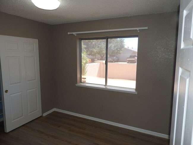 Building Photo - 4 Bedroom with large yard