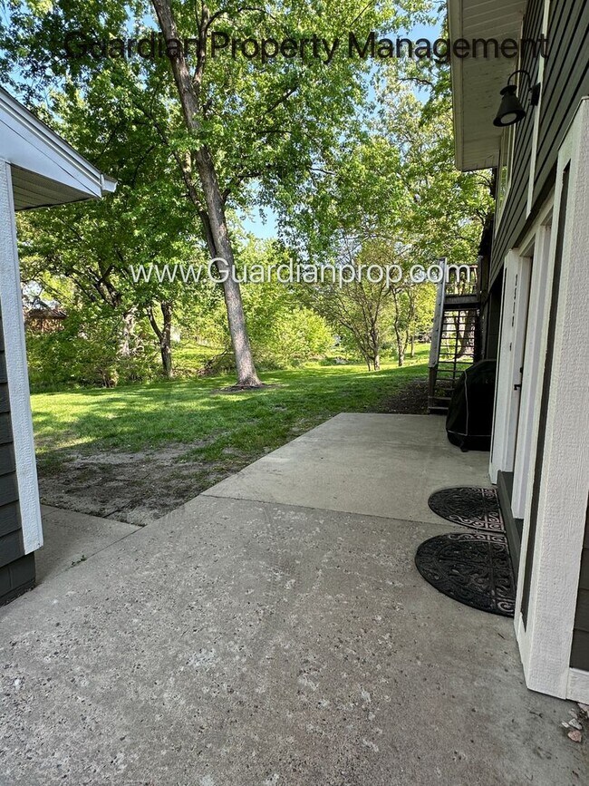 Building Photo - Renovated Side By Side Town Home, 2 Full baths, 2 Full Garage Spaces, Video Walk Through