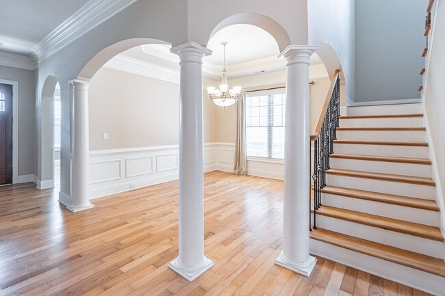 Building Photo - Stunning 4-bedroom, 3.5-bathroom home loca...