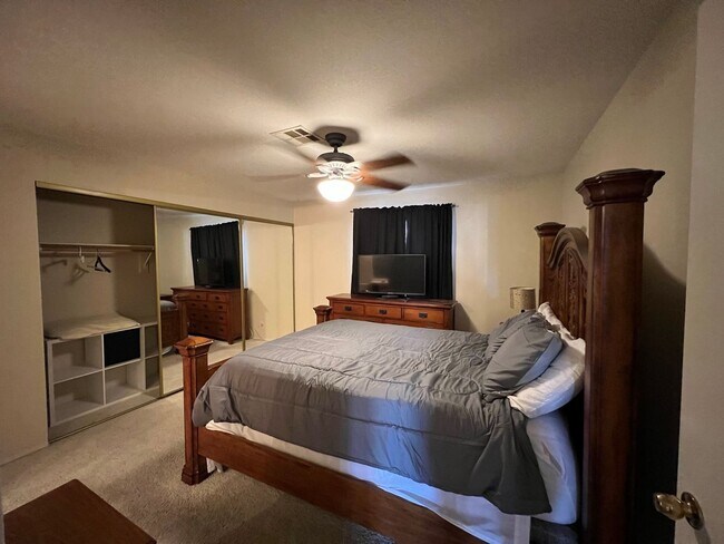 Building Photo - Two Bedroom Two Bathroom Fully Furnished Condo